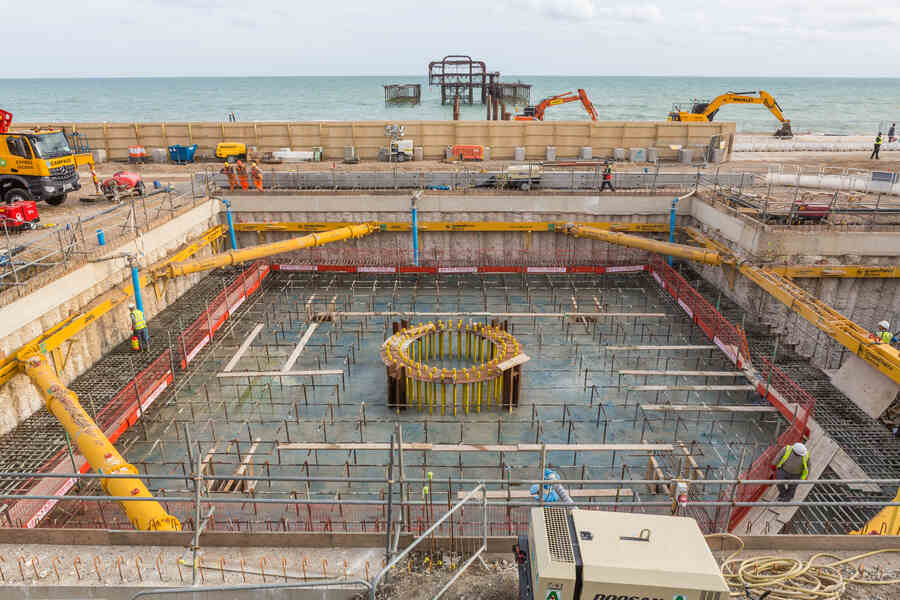 Brighton i360 concrete laying